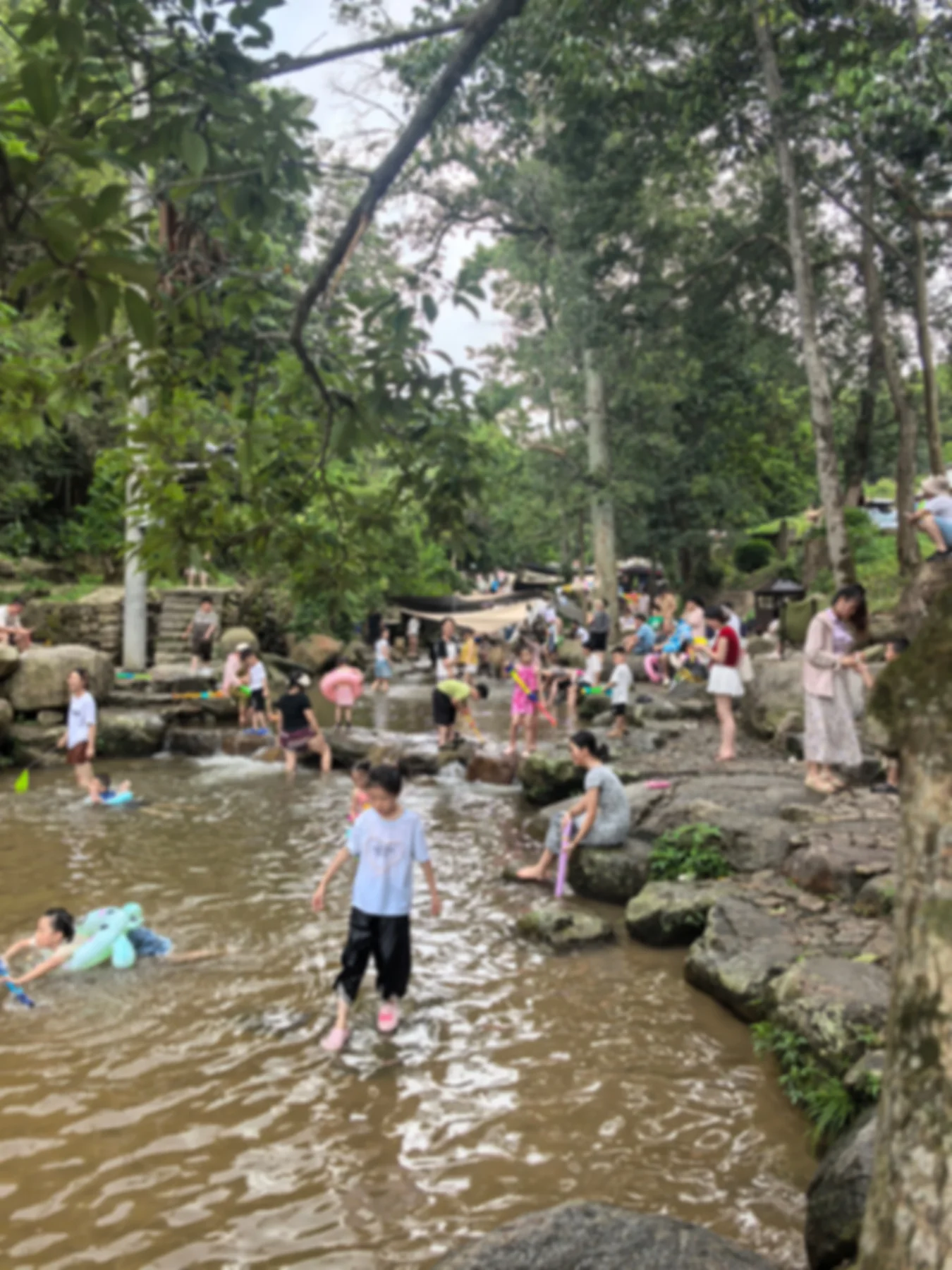 楠坪古村浅溪在热门时段游客拥挤的实况