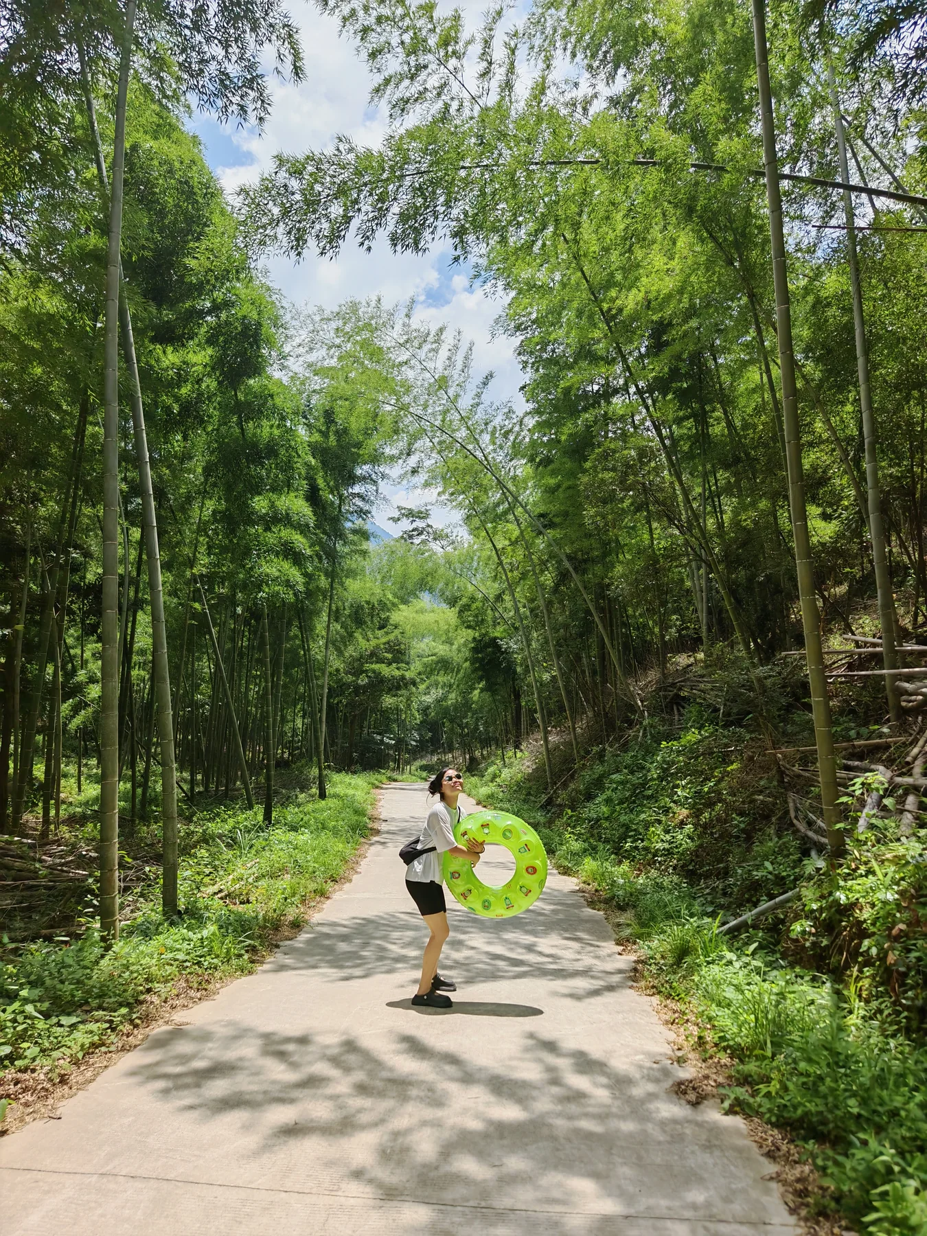 牛鼻孔入口附近竹林道路和携带泳圈的游客