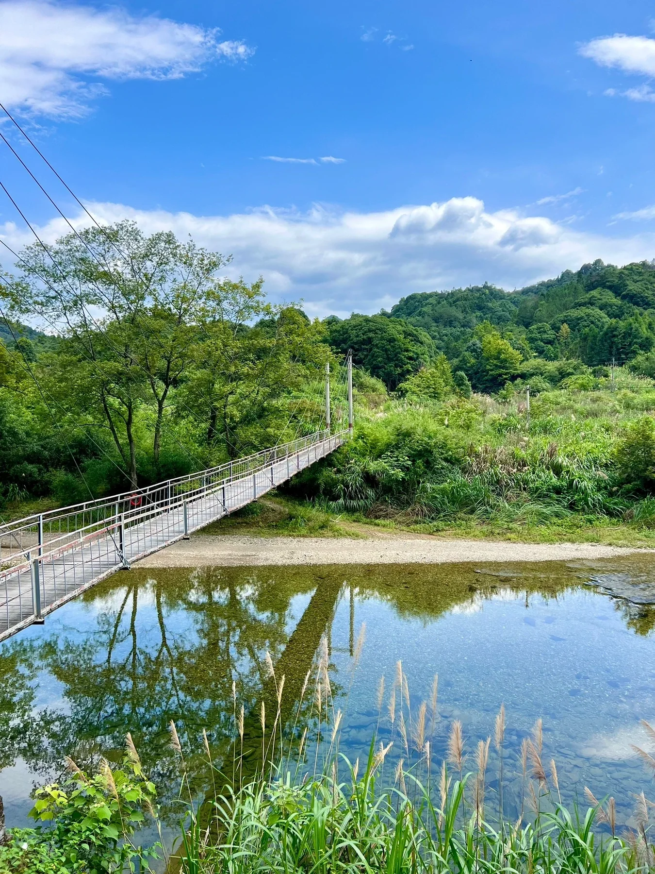 武宁伊山村清澈浅河、卵石滩和跨河吊桥实景