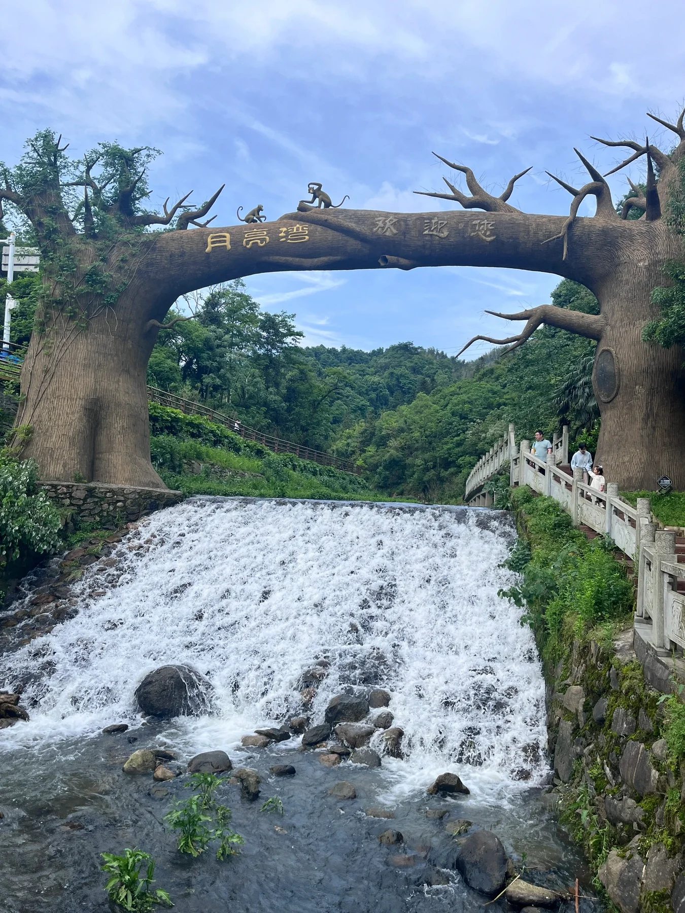 梅岭月亮湾入口林荫和大型阶梯瀑布实景