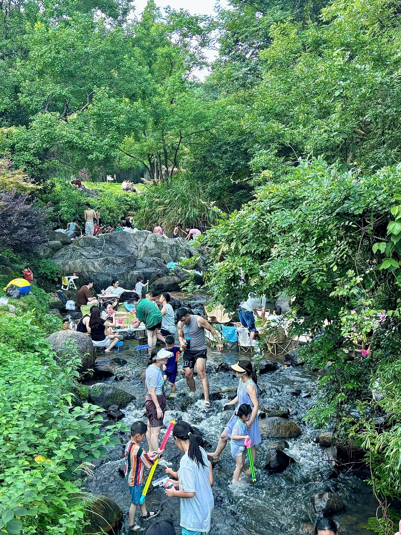 梅岭月亮湾浅溪中游客较多的夏季实况