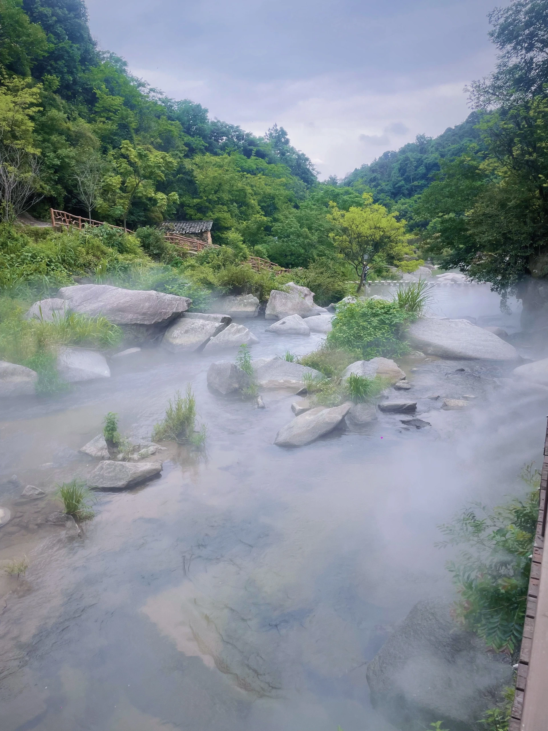 铜源峡景区内山谷溪流与巨石水道实景